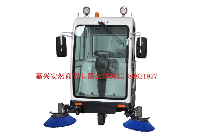 供應(yīng)寧波馬路掃樹葉用駕駛式掃地車KL-1800