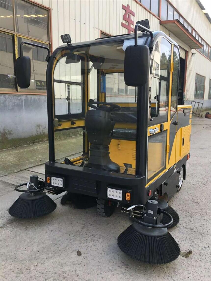 嘉興市戶外大型工業(yè)駕駛式掃地機(jī)價格 物業(yè)工廠樹葉渣土掃地車